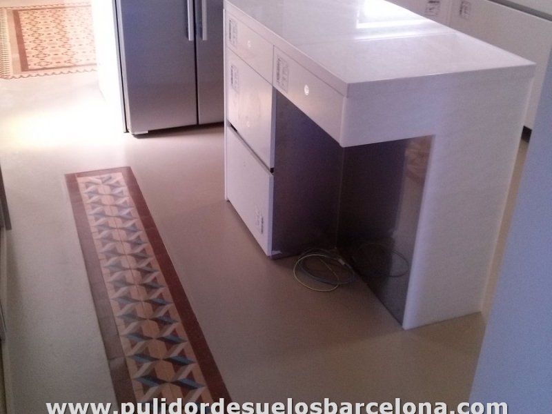 Si sus&nbsp;suelos de Barro cocido Terracota y Gres&nbsp;están deslucidos, envejecidos, rayados y a pesar de las limpiezas continuadas siguen igual de rugosos y sucios, sin duda debe contar con nosotros. Somos especialistas en el&nbsp;pulido, encerado y protección de pavimentos porosos. Sistema propio de pulido para&nbsp;como limpiar suelos antiguos&nbsp;de Gres en interiores o exteriores. Servicio de acabado de suelos.