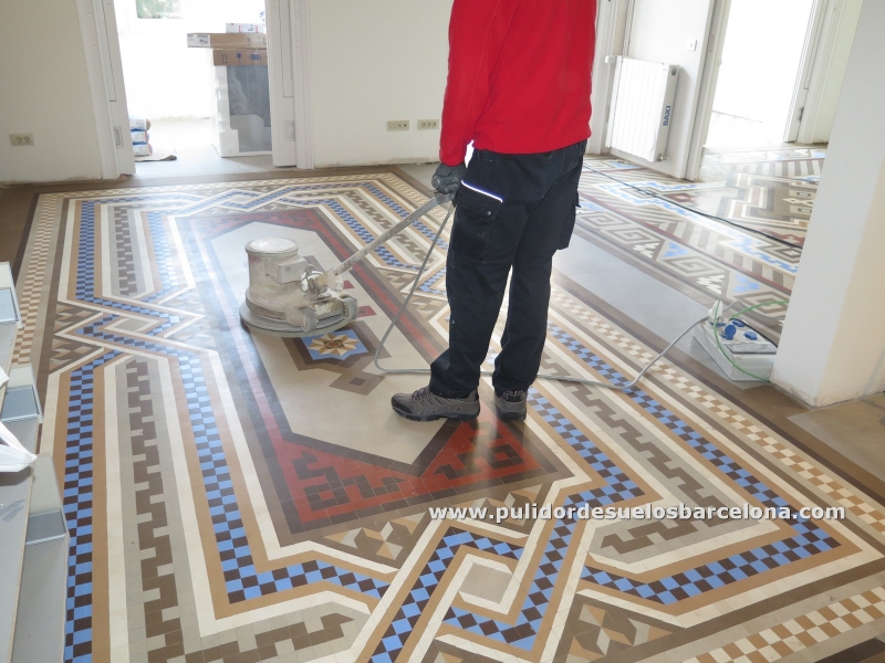 Pulidor de suelos Barcelona, somos una empresa con más de 30 años de experiencia en el sector del pulido y restauración de pavimentos de Mosaico Hidráulico, Nolla, Mármol, Terrazo, Hormigón, Cemento, Piedra, Gres, Pizarra y Barro Cocido.
