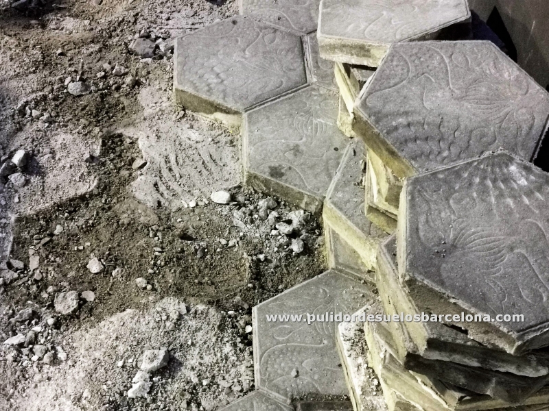 Soluciones a cambiar baldosas de suelos de mosaico, nolla y gres. Reparación de pavimentos modernistas.&nbsp;Dirección: Calle Aragón 467, 08013, Barcelona&nbsp; Sr. Alejandro Rodríguez Pulidor de suelos.