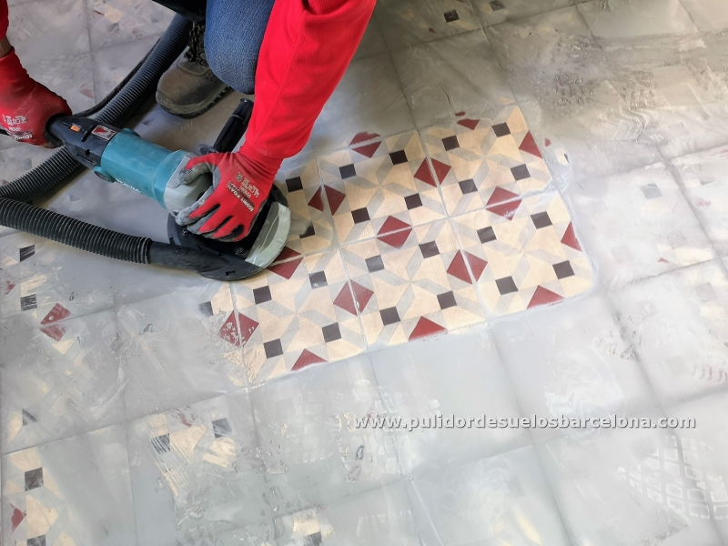 Cómo limpiar suelos antiguos de baldosas de mosaico sucio de cemento y cola pegamento. Lo ideal es lijar con pulidoras y abrasivos de granos gruesos y luego finos, es lo que hacemos profesionalmente en&nbsp;Dirección: Calle Aragón 467, 08013, Barcelona&nbsp; Sr. Alejandro Rodríguez Teléfonos: T .639337031 y T.93.232.00 42