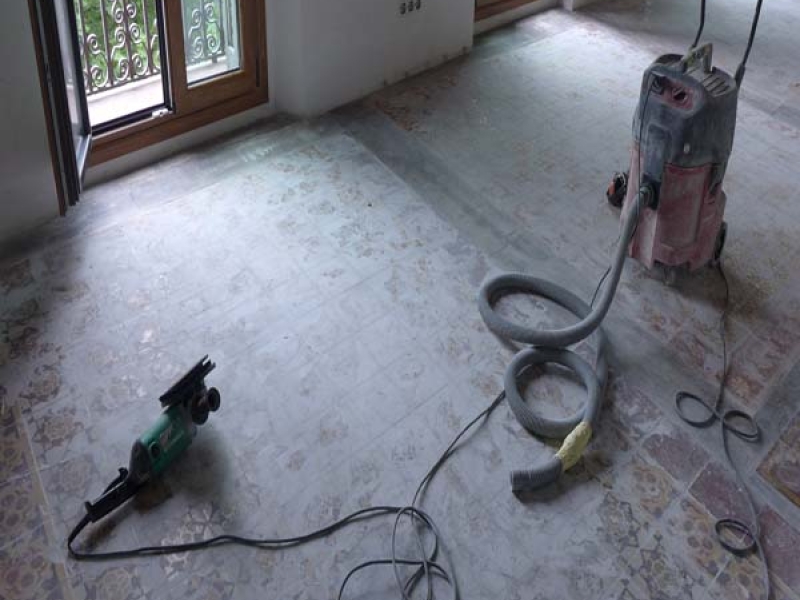 Puede confiar en nuestra larga trayectoria y contratar un profesional&nbsp;pulidor de suelos&nbsp;para lijar, pulir, rejuntar, rebajar o&nbsp;abrillantar su suelo de mosaico antiguo o nuevo. Ofrecemos el mejor tratamiento personalizado de&nbsp;limpieza, pulido y abrillantado&nbsp;que realzará la belleza natural y centenaria de su hogar. Servicio de acabado de suelos.