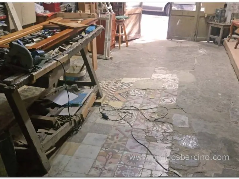 Restauración de pavimentos modernistas. En la calle Vilamarí de Barcelona encontramos un pavimento mixto de mosaico y cemento. Cinco generaciones han pasado por esta carpinteria y ahí están las baldosas a pesar de lo irregular del suelo.&nbsp;