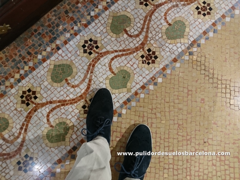 Suelos de mosaico romano de mármol&nbsp;deslucidos, envejecidos, rayados y a pesar de las limpiezas continuadas siguen igual de rugosos y sucios, sin duda debe contar con nosotros. www.pulidordesuelosbarcelona.com