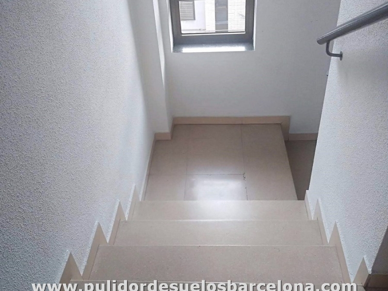 Si sus&nbsp;suelos de Terrazo y Mármol&nbsp;están&nbsp;estropeados, envejecidos, rayados&nbsp;y a pesar de las limpiezas continuadas siguen igual de&nbsp;rugosos y sucios, sin duda debe&nbsp;contar con nosotros. Servicio de pulido de suelos en Sant Cugat del Valles. Soluciones a&nbsp;cómo limpiar suelos antiguos de Barro y Gres&nbsp;en interiores o exteriores. Somos especialistas en el&nbsp;pulido, encerado y protección de suelos porosos de piedra y Pizarra.