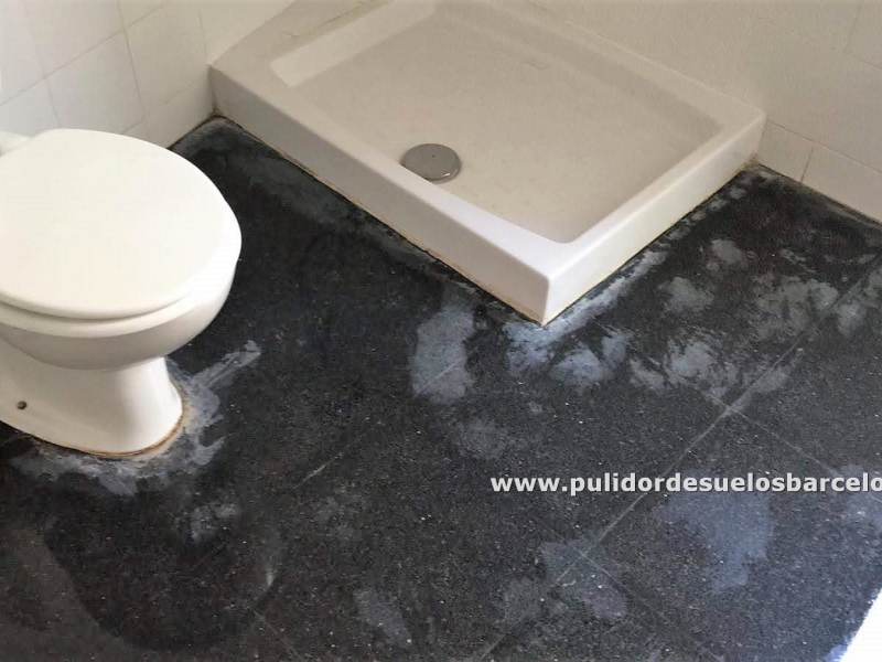 Nos encargamos de&nbsp;quitar cola pegamento y restos de cemento o parquet. Tratamiento de&nbsp;limpieza, encerado y protección de pavimentos de suelos&nbsp;de plástico vinílico sintasol. Somos especialistas en&nbsp;pulido, limpieza y tratamiento antimanchas&nbsp;de&nbsp;encimeras en baños y cocinas&nbsp;de&nbsp;mármol, terrazo y granito. También sabemos&nbsp;cómo quitar manchas y rayas de chimeneas y escalones.