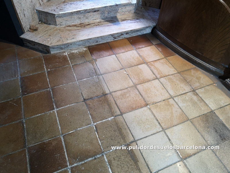 &nbsp;Con el pulido y rebaje de suelo consiguimos quitar manchas de suelos de terrazo y gres. Servicio de tratamiento de suelos para evitar manchas en suelos de cerámica y porcelanato. Puede llamarnos al T.932320042