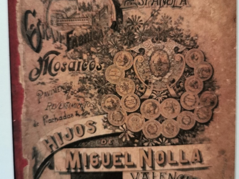 Los catálogos de mosaico nolla presentan una extructura similar con diseños más simples, puramente geométricos, pasando luego a lacerías y otros dibujos de inspiración árabe, consiguiendo un pavimento cerámico semejante a alfombras orientales.