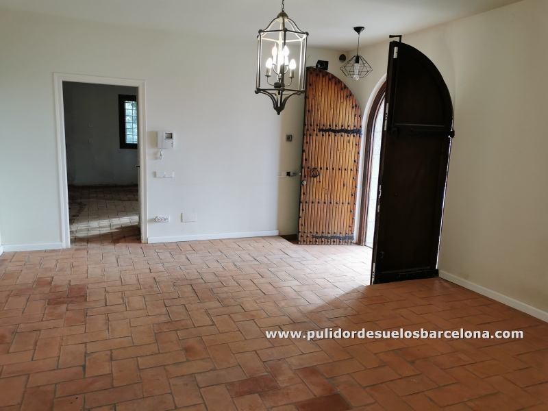  Si sus&nbsp;suelos de Barro cocido Terracota, azulejos, cerámica y Gres&nbsp;están deslucidos, envejecidos, rayados y a pesar de las limpiezas continuadas siguen igual de rugosos y sucios, sin duda debe contar con nosotros. Somos especialistas en el&nbsp;pulido, encerado y protección de baldosas porosas&nbsp;en panots... 