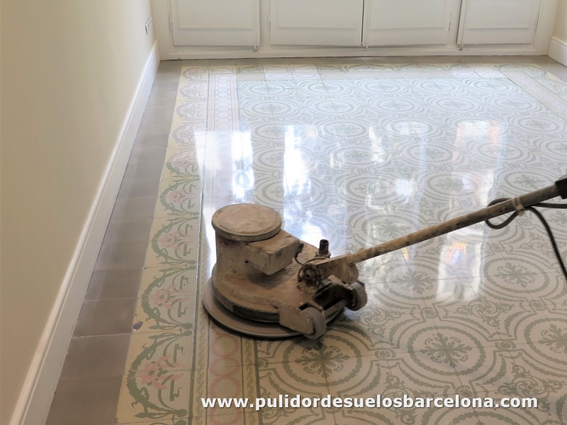 Pulidor de suelos Barcelona,&nbsp;pulido y restauración de todo tipo de superficies, antiguas y nuevas. Somos especialistas en el&nbsp;pulido, limpieza y tratamiento de suelos de mosaico Hidráulico,&nbsp;mosaico Nolla,&nbsp;mosaico Romano,&nbsp;Mármol,&nbsp;Terrazo,&nbsp;Terracota Barro Cocido,&nbsp;Piedra,&nbsp;Pizarra,&nbsp;Hormigón,&nbsp;Gres,&nbsp;Cerámica,&nbsp;Granito&nbsp;y&nbsp;Sintasol. servicio de acabado de suelos pulido y abrillantado.