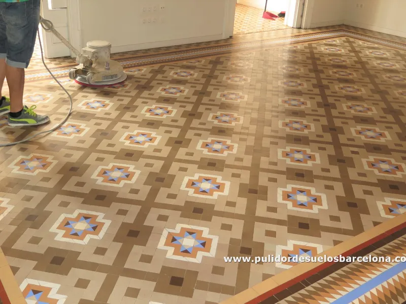Pulido y abrillantado de suelos de mosaico 40€xm2 en función del estado, situación y m2. Trabajamos en toda Catalunya. Pulidor de suelos Barcelona, mármol, cemento, barro, terrazo y baldosa hidráulica.