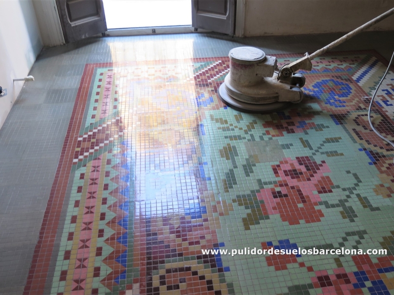 Para conocer el mejor&nbsp;precio del pulir y abrillantar suelo&nbsp;de mosaico, mármol y terrazo, puede ponerse en contacto con nosotros llamando al 93 232 00 42 Pulidores de suelos de mosaico en Barcelona.