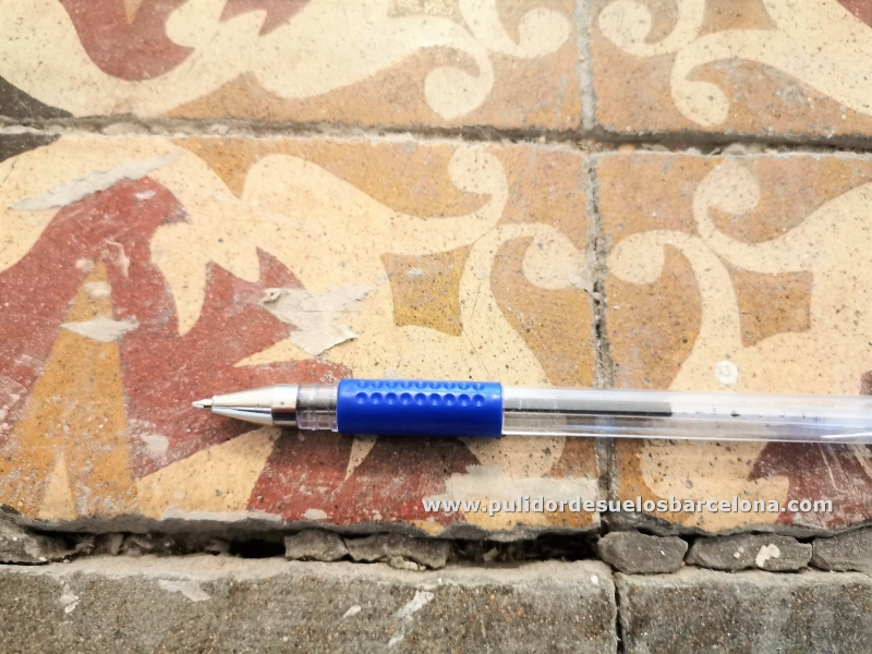 Somos especialistas en reparar baldosas deterioradas, juntas rotas y vacías de borada. Rellenamos las juntas entre baldosas de mosaico hidráulico nuevo o viejo con cemento de color a elegir.