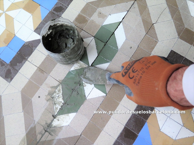 Puede confiar en nuestra larga trayectoria y contratar un profesional&nbsp;pulidor de suelos&nbsp;para lijar, pulir, rejuntar, rebajar o&nbsp;abrillantar su suelo de mosaico antiguo o nuevo.&nbsp;Si sus&nbsp;suelos de mosaico hidráulico&nbsp;están&nbsp;deslucidos, envejecidos, rayados&nbsp;y a pesar de las limpiezas continuadas siguen igual de rugosos...