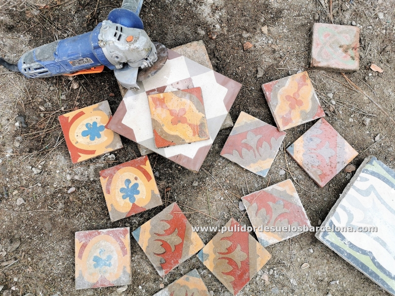 Cómo limpiar baldosas viejas individuales sucias con manchas y cemento pegado.&nbsp;Pulidor de suelos Barcelona, con más de 30 años de experiencia en el sector de pulir y abrillantar Mosaico Hidráulico, Nolla y Mármol.