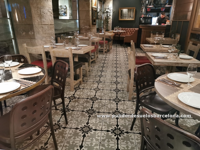 Pulir y abrillantar suelos de gres, cerámica y mosaico hidráulico en Barcelona. Limpiar suelo cerámico en locales comerciales, limpieza profunda de vacterias, moho y virus. Servicio de limpieza profesional de suelos.