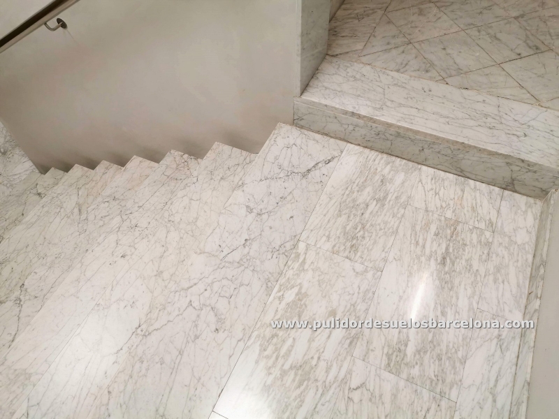 Pulidor de suelos Barcelona, somos una empresa con más de 30 años de experiencia en el sector del pulido y restauración de pavimentos de Mármol. Pulido de suelos de Mármol crema marfil, rojo alicante, marrón emperador, negro Marquina, macael y blanco macael.&nbsp;