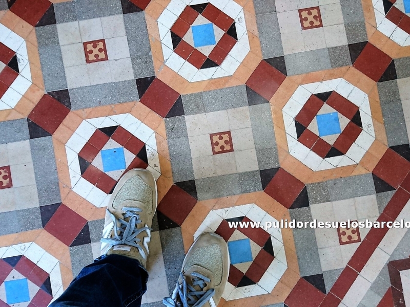 Pulidor de suelos Barcelona, somos una empresa con más de 30 años de experiencia en el sector del pulido y restauración de pavimentos de Mosaico Hidráulico, Nolla, Mármol, Terrazo, Hormigón, Cemento, Piedra, Gres, Pizarra y Barro Cocido.