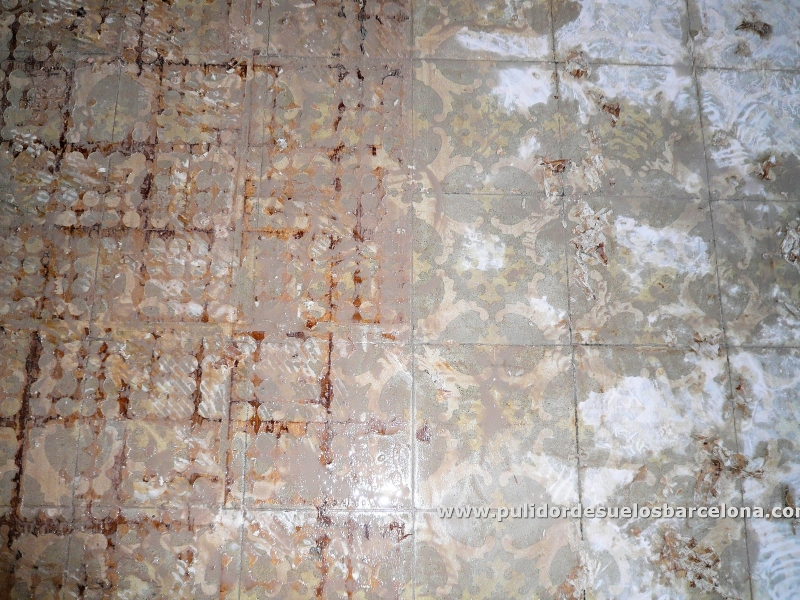 Nos encargamos de&nbsp;quitar cola pegamento y restos de cemento o parquet. Tratamiento de&nbsp;limpieza, encerado y protección de pavimentos de suelos&nbsp;de plástico vinílico sintasol. Somos Pulidores de suelos Barcelona