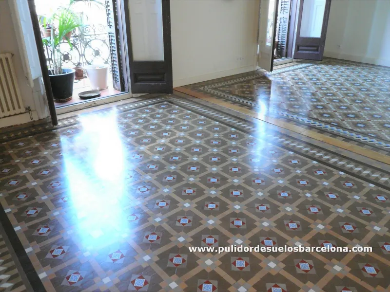 Cómo limpiar suelos antiguos interiores o exteriores. Restauración de pavimentos modernistas. Limpieza y abrillantado de baldosas con pulidoras y abrillantadoras de&nbsp;última generación. www.pulidordesuelosbarcelona.com &nbsp;