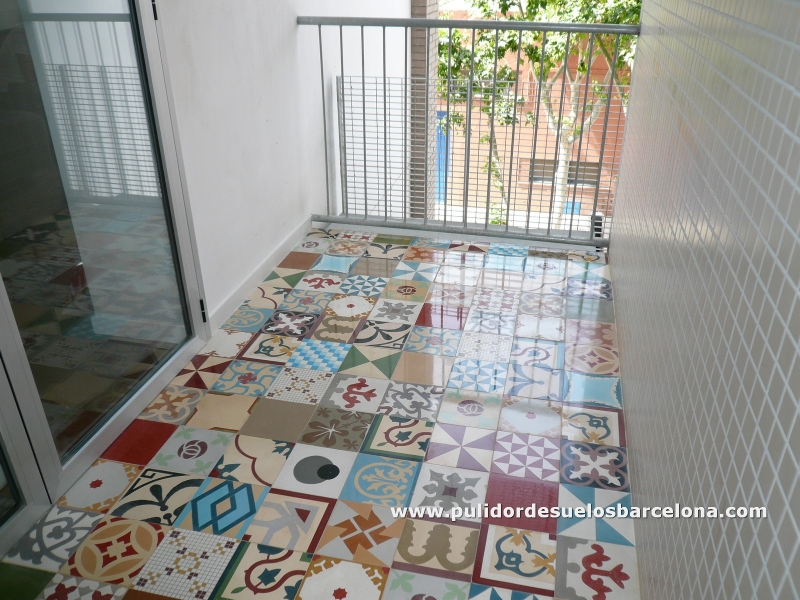 Restauración de baldosas hidráulicas antiguas o nuevas, damos soluciones a cómo&nbsp;limpiar y reparar todo tipo de suelos&nbsp;interiores o exteriores. Podrás elegir entre tres tipos de acabado; transparente, brillante y satinado.