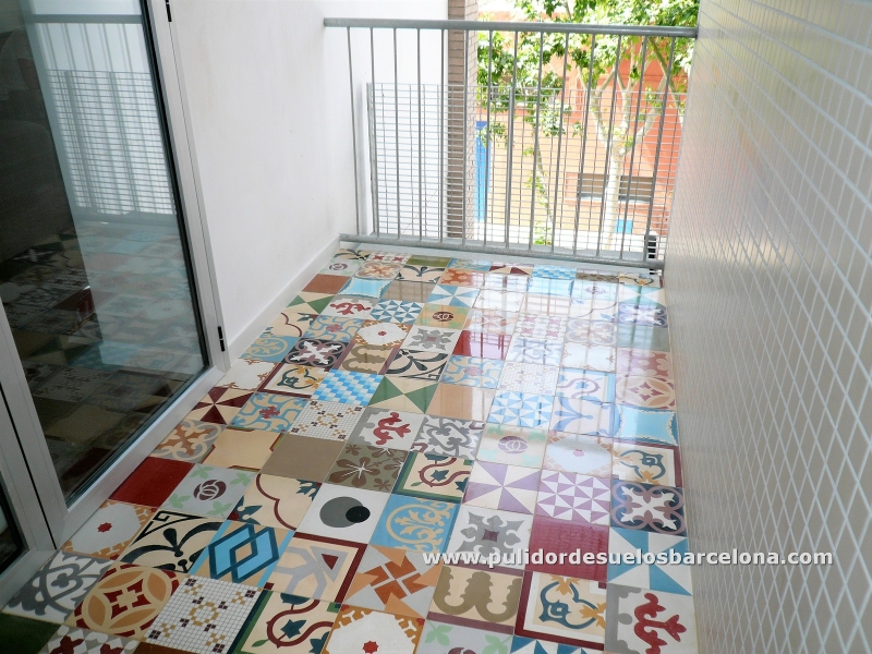 Trabajos de pulido de suelos, abrillantado y restauración de superficies de mosaico hidráulico 40€xm2 precios orientativos. Presupuesto para pulir y abrillantar suelo en vivienda o local comercial.
