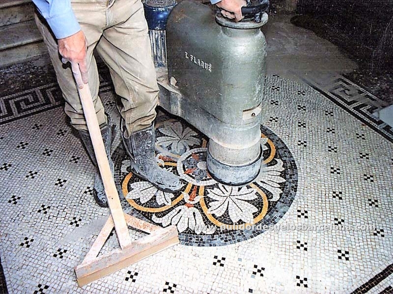 Pulidor de suelos Barcelona, somos una empresa con más de 30 años de experiencia en el sector del pulido y restauración de pavimentos de Mosaico Hidráulico, Nolla, Mármol, Terrazo, Hormigón, Cemento, Piedra, Gres y Pizarra.Dirección: Calle Aragón 467, 08013, Barcelona&nbsp; Sr. Alejandro Rodríguez &nbsp;