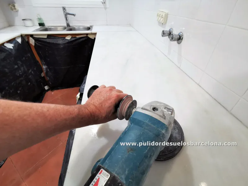 Servicio de pulido y abrillantado de mármoles en encimeras, mesas, paredes y chimeneas. Quitamos rayas y manchas de superficies muy sucias. Empresa profesional de pulido de superficies con rayas.
