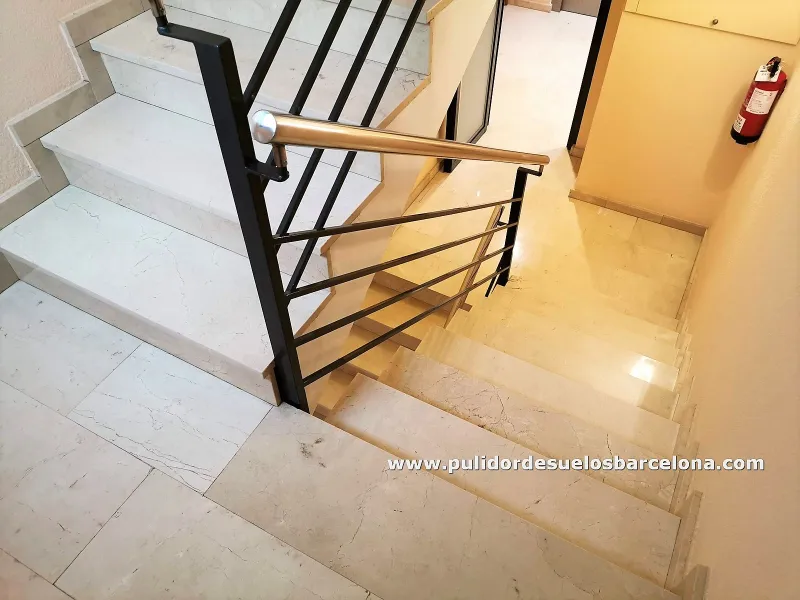 Servicio de pulido de mármol travertino en escalones y vestíbulo de comunidad de vecinos en Barcelona.&nbsp;Ensanche, La Barceloneta, Buen Pastor, La Bordeta, Grácia, Can Baró, El Clot, Diagonal Mar, Eixample, El Carmelo, Fort Pienc, El Raval, El Valle Hebrón, La Font d’en Fargues, La Guineueta, Hostafrancs...
