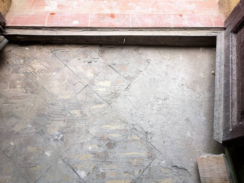 Para quitar resto de cemento enganchado en las baldosas del suelo es importante disponer de maquinaria pulidora y no usar líquidos ácidos quita cementos pues deterioran la superficie de las baldosas. Disponemos de experiencia y pulidoras para trabajos de retirar cemento del suelo.&nbsp;Pulidor de suelos Barcelona..
