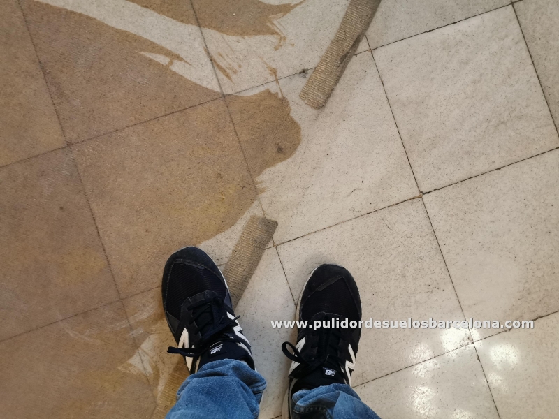 Somos especialistas en quitar pegamento cola enganchado al suelo y cemento pegado en suelos de baldosas de mármol o mosaico. Trabajamos en pulir y limpiar suelos, servicio profesional de pulido y abrillantado de mármol y mosaico en Barcelona. Precio 40€xm2