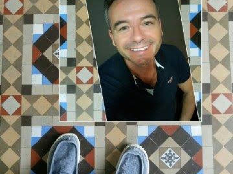 Puede llamarnos al T.932320042 Restauración de pavimentos de mosaico nolla en Barcelona. Servicio de reparación y reposición de baldosines originales cerámicos recuperados de otras viviendas.