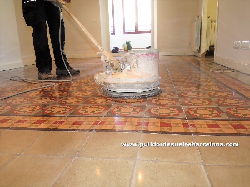 Pulidor de suelos Barcelona, somos una empresa con más de 30 años de experiencia en el sector del pulido y restauración de pavimentos de Mosaico Hidráulico, Nolla, Mármol, Terrazo, Hormigón, Cemento, Piedra, Gres, Pizarra y Barro Cocido.