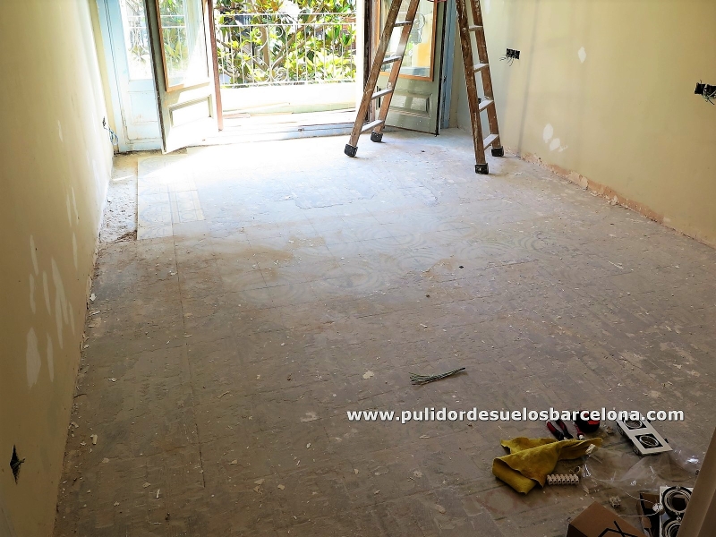 Nos encargamos de&nbsp;quitar cola pegamento y restos de cemento o parquet. Tratamiento de&nbsp;limpieza, encerado y protección de pavimentos.&nbsp;Pulidor de suelos Barcelona, somos una empresa con más de 30 años de experiencia en el sector del pulido y restauración de pavimentos de Mosaico Hidráulico, Nolla, Mármo...