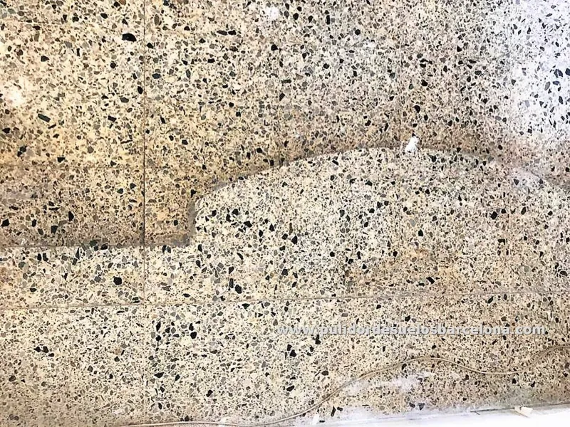 Para limpiar suelos de terrazo muy sucios y con manchas de aceite, muebles o ácidas es importante el uso de pulidoras para suelos y no usar líquidos de supermercado. Puede llamarnos para informarse de nuestro sistema de pulido de suelos de terrazo&nbsp;Dirección: Calle Aragón 467, 08013, Barcelona&nbsp;&nbsp;