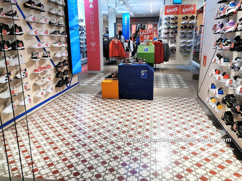 Pulir suelos de mosaico hidráulico acabado a elegir brillante, satinado o mate 40€xm2 Puede llamarnos al T.932320042 acabado de suelos pulido y abrillantado de suelo de mosaico. Pulidor de suelos.