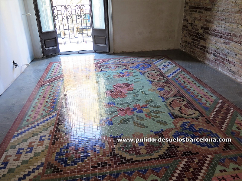 Somos especialistas en el pulido de suelos con acabado personalizado a elegir entre brillante, satinado o mate. Servicio en toda Cataluña. Pulidor de suelos Barcelona.