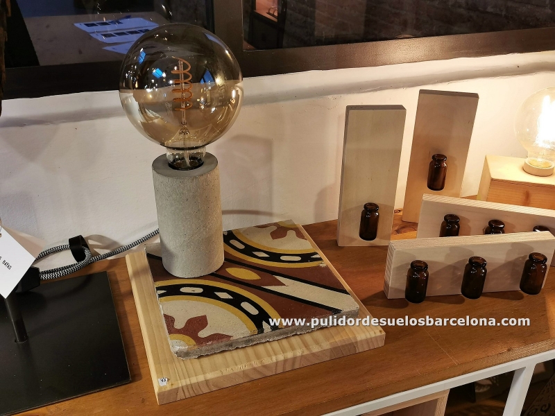 Pulimos baldosas individuales para uso creativo en lámparas y mesas. Abrillanra baldosas decorativas en paredes de mosaico hidráulico y cabezales de cama originales. Además suministramos cera especial mosaico, mármol y barro. Lijado de baldosa para corregir rugosidad y manchas de aceite, vino o café.