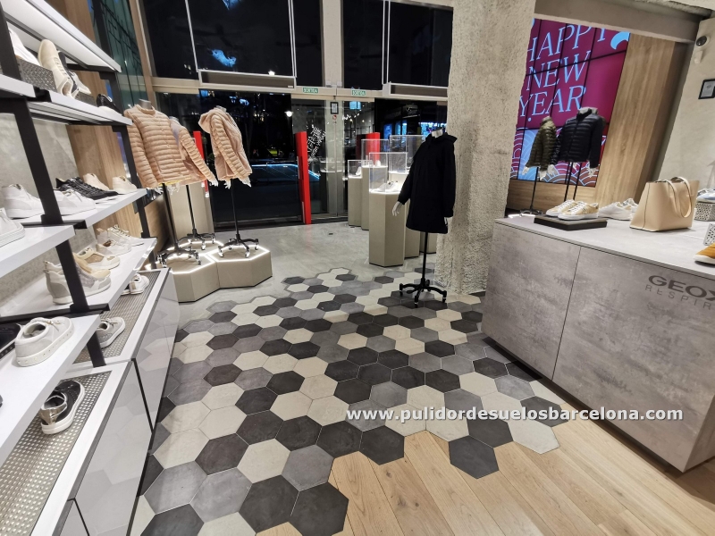 Pavimento de mosaico &nbsp;hexagonal combinado con madera es una idea altamente atractiva y personal así creamos cortes&nbsp; irregulares y llamativos. Limpieza profesional de suelos de mosaico y cerámica. Pavimentos muy duraderos y resistentes al tráfico de personas.