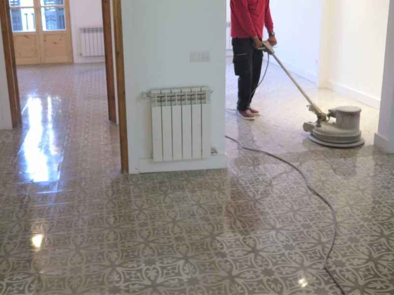 Contratar a pulidor de suelos con experiencia en la restauración de superficies de mosaico, gres y mármol. Pulidores de suelos, abrillantar y limpiar mosaico hidráulico en Barcelona y Cornellá. www.pulidordeseulosbarcelona.com &nbsp;