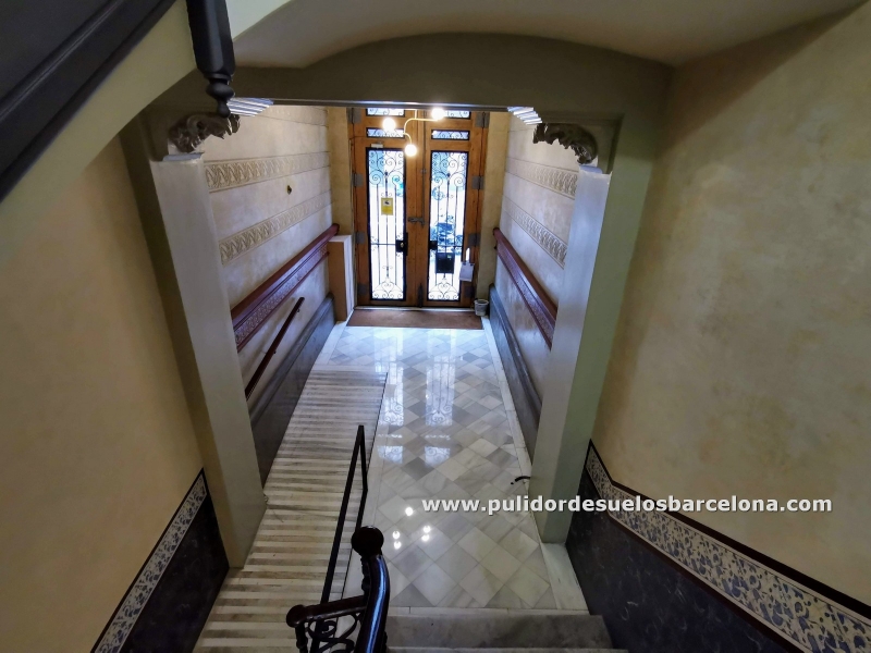 Limpieza de mármol en suelos, paredes&nbsp; y encimeras. Tratamientos y venta de ceras para abrillantado y protección de mármol. Abrillantar suelos de mármol en vivienda y casas particulares de Barcelona.