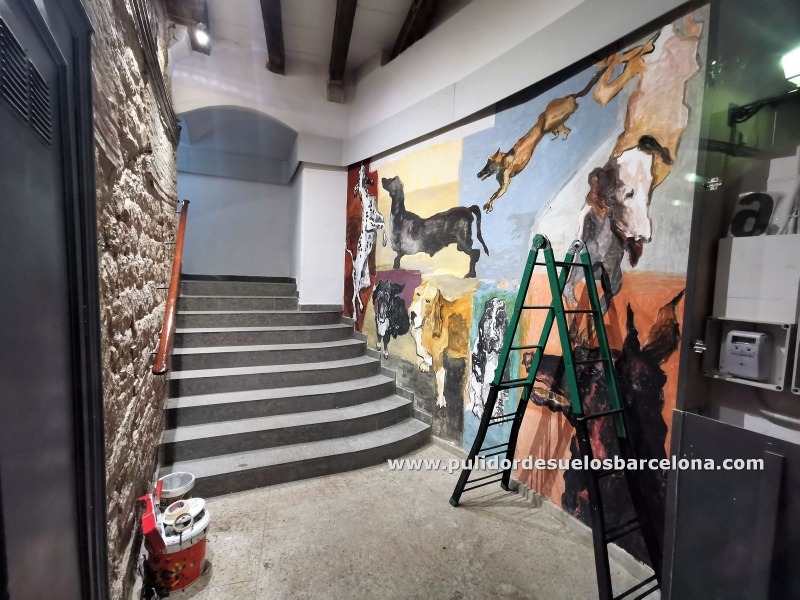 Restauración y limpieza de escaleras de piedra con escalones y descansillos. Trabajos en Barcelona. Pulidor de suelos Barcelona, servicio de pulido de mármol y terrazo, enmasillado de juntas y reparación de baldosas.