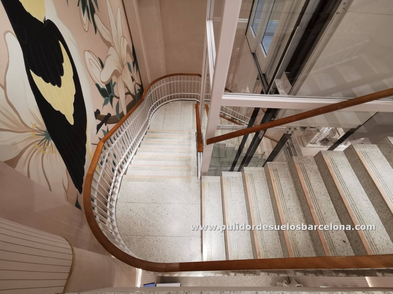 Somos especialistas en el pulido de escaleras y vestíbulos de mármol y terrazo en Barcelona. Servicio de acabado de suelos de mosaico. hormigón y piedra natural. Pulidores de mármol y Terrazo en Barcelona. Precio y presupuesto a consultar según m2 y lugar.
