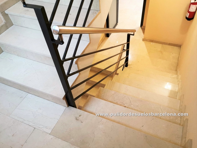 Pulido de escaleras de mármol crema marfil en escalones y peldaños de comunidad de propietarios de Barcelona. Acabado brillante de suelo pulido y cristalizado.