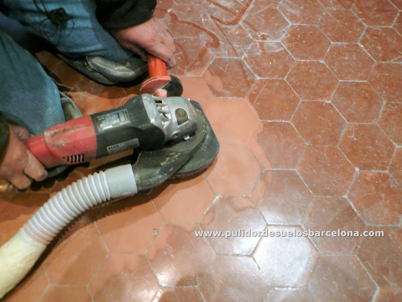 Los suelos de Barro cocido y Gres&nbsp;precisan ser pulidos y tratados quimicamente contra las manchas&nbsp;de&nbsp;vino, café, limón o aceite. El barro cocido es un material poroso. Restauración de baldosas de Barro y Gres. Podrá elegir 3 tipos de acabados; mate, satinado y brillante.&nbsp;Dirección de contacto:&nbsp;Calle Aragón 467, 08013, Barcelona&nbsp; Sr. Alejandro Rodríguez &nbsp;
