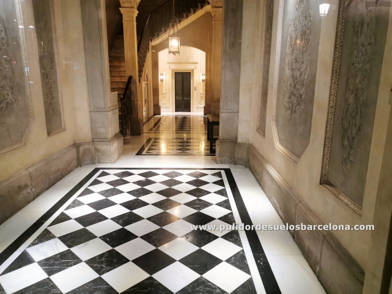 Servicio de pulido y restauración de pavimentos de mármol en escaleras comunidad de propietarios en Barcelona. Esacalones ,escaleras y paredes de mármol.