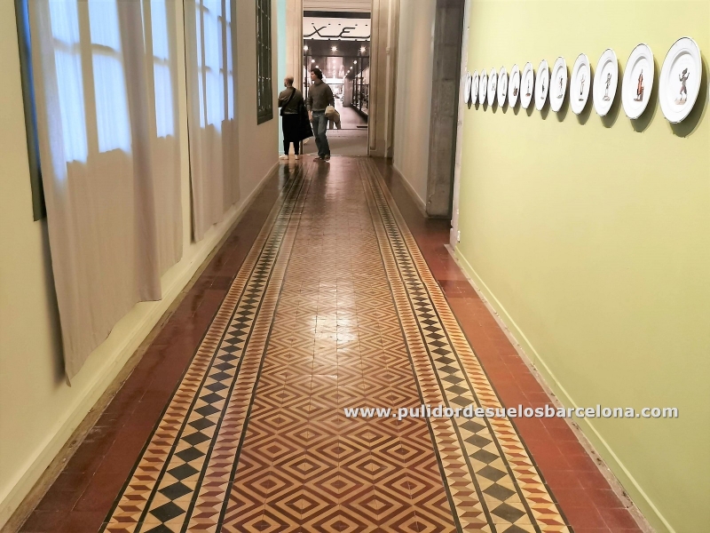 Dirección:&nbsp;Calle Aragón 467, 08013, Barcelona&nbsp; Sr. Alejandro Rodríguez&nbsp;Estos suelos están hechos de cemento comprimido con prensas hidráulicas que le da una gran resistencia y solidez.