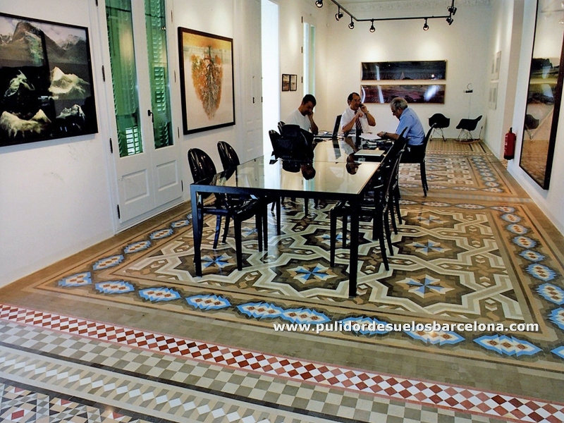  Sistema propio de pulido para&nbsp;como limpiar suelos antiguos interiores&nbsp;o exteriores.&nbsp;Restauración de pavimentos modernistas&nbsp;y&nbsp;limpieza y abrillantado de baldosas&nbsp;con pulidoras y abrillantadoras de última generación. Servicio de acabado de suelos. Limpiar y abrillantar suelos hidráulicos. &nbsp; 