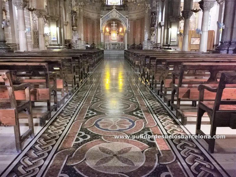 Los&nbsp;pavimentos de mármol&nbsp;aportan categoría, diseño, son resistentes al uso doméstico y apenas necesitan mantenimiento, pero al ser porosos, precisan ser&nbsp;pulidos y tratados químicamente&nbsp;contra las&nbsp;manchas domésticas&nbsp;y así se mantendrán limpios.