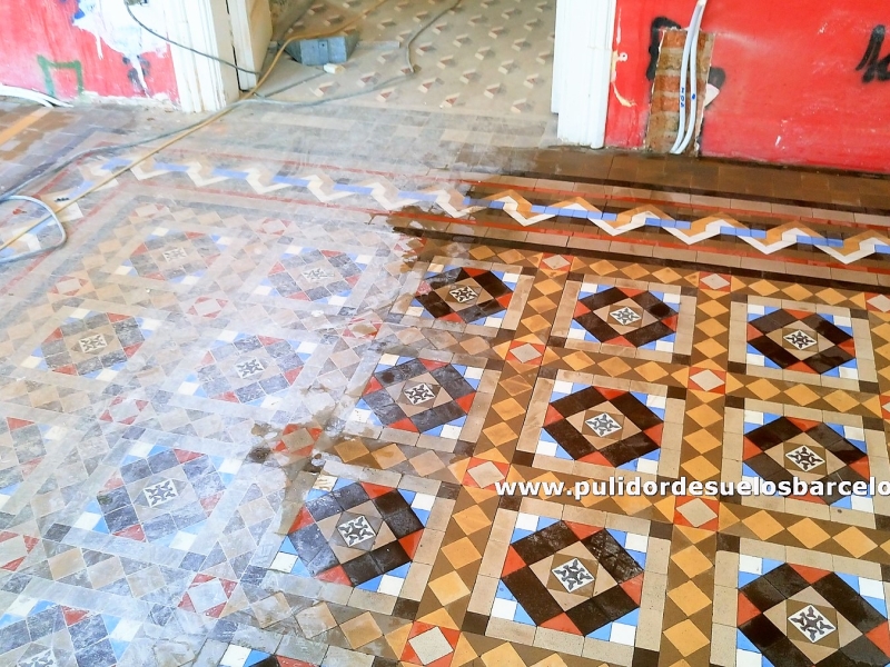 Especialistas en limpieza de suelos de mosaico hidráulico y nolla sucios, precio 40€xm2. Limpiar suelo Nolla, trabajos de desinfección profunda de bacterias y virus. Tratamiento protector anti manchas de aceite o café. Pulidor profesional de mosaico Nolla.