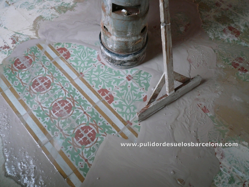 Pulidor de suelos Barcelona, 30 años de experiencia en el pulido de suelos, tratamiento y limpieza de superficies de mosaico hidráulico, mármol y terrazo. Desinfección de superficies con moho anti bacterias.